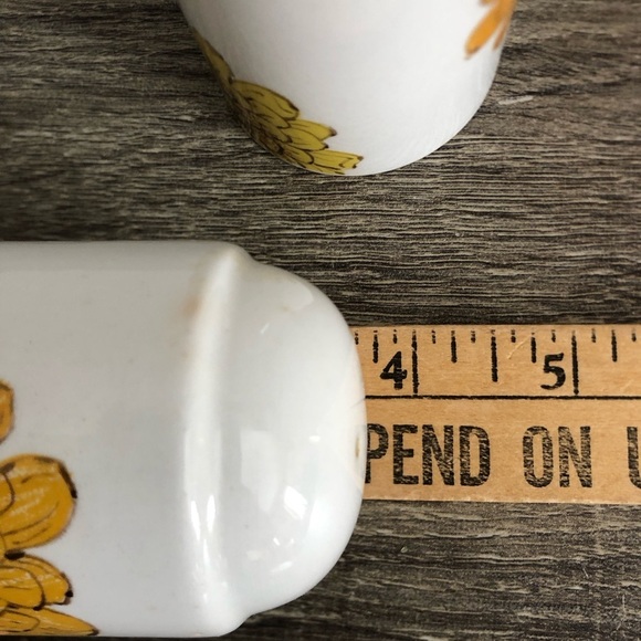 Vtg Floral Ceramic Salt and Pepper Shakers - Picture 10 of 13
